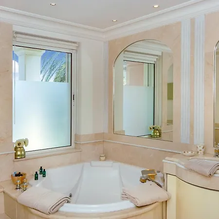 Sleeps 8 Pool Air Con Wifi Antibes